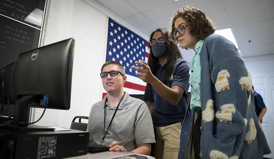  met students participate in a cyber warfare activity